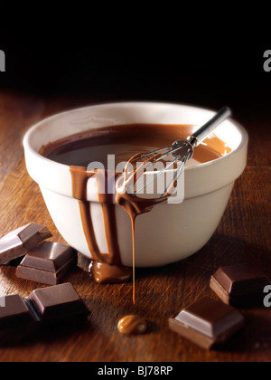 Geschmolzene Choclate wird in einer Schüssel - Stock Photos gerührt. Stockfoto