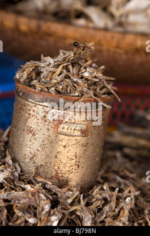 Indonesien, Sulawesi, Tana Toraja Rantepao, täglich, Markt, Ikan Bilis, kleine getrocknete Fische, literweise verkauft Stockfoto