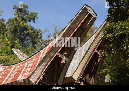 Indonesien, Sulawesi, Tana Toraja, Rantepao, traditionelle Tongkonan Häuser mit Wellblech Boot geformten Dächern Stockfoto