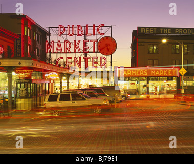 WASHINGTON - Abend auf dem Pike Place Market in der Innenstadt von Seattle. 2010 Stockfoto