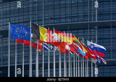 Flaggen der Mitgliedstaaten der Europäischen Union in Fornt des Europäischen Parlaments, Straßburg, Frankreich Stockfoto