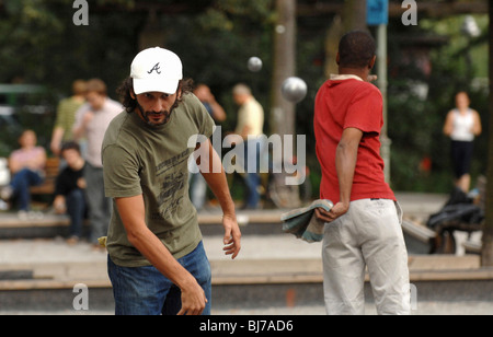 Ein Mann spielen Boule im Park, Deutschland, Europa Stockfoto