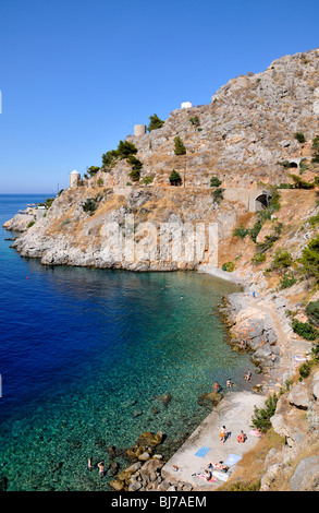 Kleiner Strand auf dem Weg zum Dorf Kaminia, Hydra-Insel, Griechenland Stockfoto