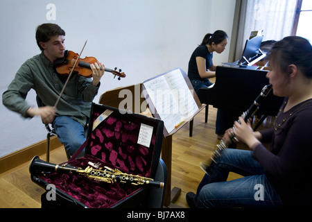 Musikstudenten, die Proben einer Violine, Klarinette und Klaviertrio Stockfoto