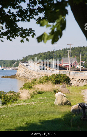 Die einzigartige und historische Granit Krippe-Arbeit-Brücke zum Bailey Island, Maine Stockfoto