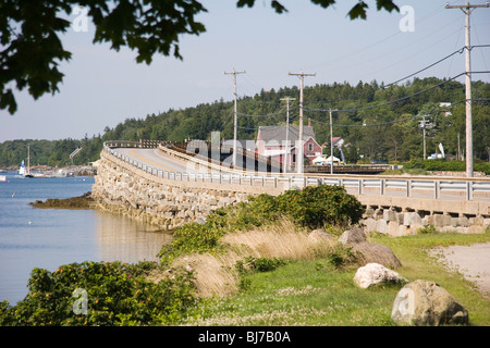 Die einzigartige und historische Granit Krippe-Arbeit-Brücke zum Bailey Island, Maine Stockfoto