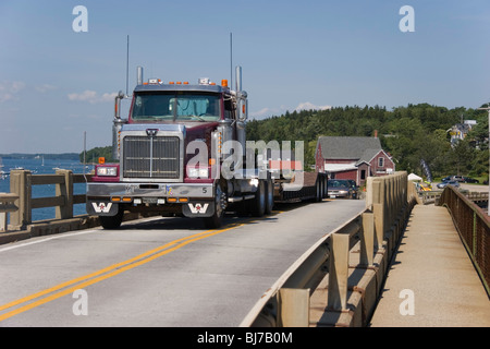 Ein LKW kreuzt die einzigartige, historische und schmale Granit-Cribwork-Brücke auf Bailey Island, Maine Stockfoto