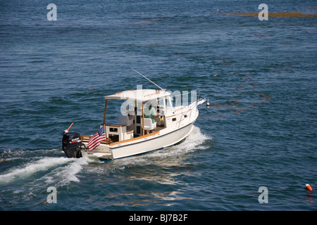 Ein Motorboot-Köpfe in Casco Bay nach Unterquerung der Granit-Cribwork-Brücke nach Bailey Island Stockfoto