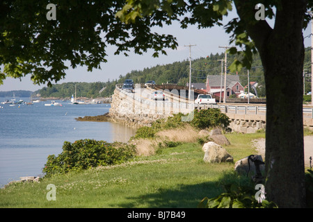 Die einzigartige und historische Granit Krippe-Arbeit-Brücke zum Bailey Island, Maine Stockfoto