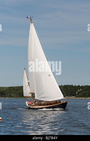 Eine Kreuzfahrt Yawl-Segelboot genießen eine Sommerbrise am Fluss Sheepscot in Maine Stockfoto