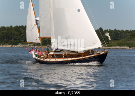 Eine Kreuzfahrt Yawl-Segelboot genießen eine Sommerbrise am Fluss Sheepscot in Maine Stockfoto