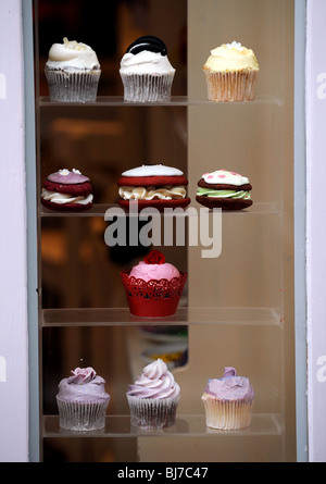 Cup Cakes auf dem Display in einem Schaufenster in The Lanes Brighton UK Stockfoto