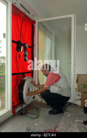 Blower-Door-Test in einem Passivhaus, Berlin, Deutschland Stockfoto