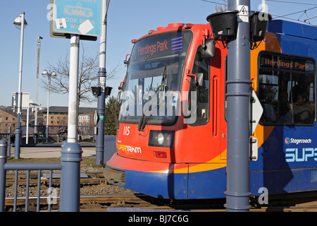 Die Straßenbahn Sheffield befindet sich am Ende der Einkaufsstraße am Kreisverkehr am Park Square. Öffentliche Verkehrsmittel in England Stockfoto