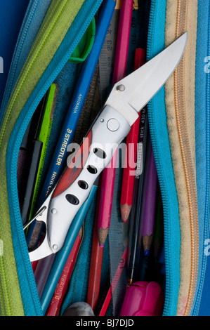 Messer in einem Schulkinder-Bleistiftetui, fotografiert für redaktionelle Illustrationszwecke Stockfoto
