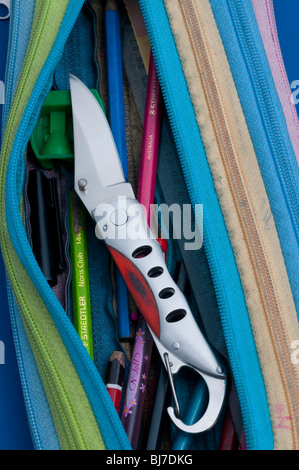 Messer in einem Schulkinder-Bleistiftetui, fotografiert für redaktionelle Illustrationszwecke Stockfoto