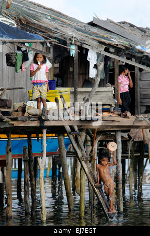 Bajao Stelzenläufer Dorf Szene, Semporna, Sabah, malaysia Stockfoto