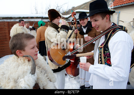 Folk-Musiker auf dem Monady Haus Besuche der Busojaras Spring Festival 2010 Mohacs Ungarn - Stockfotos Stockfoto