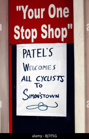 Anmelden shop Fenster gemütliche Radfahrer in Cape argus cycle Tour Stockfoto