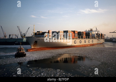 16. Februar 2010 - COSCO indischen Ozean zum Abladen am Tollerort Container Terminal im Hamburger deutschen Hafen verwandelt. Stockfoto