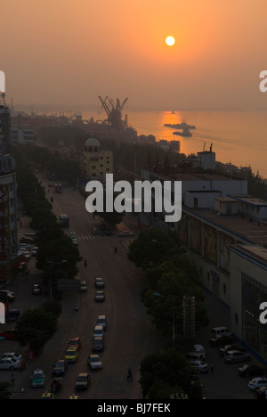 Sonnenuntergang auf dem Yangzi-Fluss in der chinesischen Provinz Jiujiang.iangxi. Stockfoto