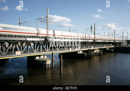 4. März 2010 - ICE Zug Kreuzung Oberhafenbrücke (mit Remy Zaugg Installation) beim Hamburger Hauptbahnhof verlassen. Stockfoto