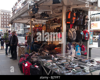 Touristischen Stall auf Fußweg verkaufen verschiedene waren Stockfoto