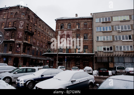 Alte Häuser in der Ulica Ul Prozna Straße Teil des Warschauer Ghettos mit Bildern des jüdischen Volkes, die einst dort lebten Stockfoto