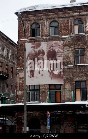 Alte Häuser in der Ulica Ul Prozna Straße Teil des Warschauer Ghettos mit Bildern des jüdischen Volkes, die einst dort lebten Stockfoto