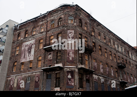 Alte Häuser in der Ulica Ul Prozna Straße Teil des Warschauer Ghettos mit Bildern des jüdischen Volkes, die einst dort lebten Stockfoto