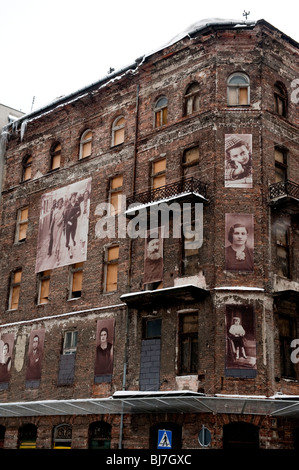 Alte Häuser in der Ulica Ul Prozna Straße Teil des Warschauer Ghettos mit Bildern des jüdischen Volkes, die einst dort lebten Stockfoto