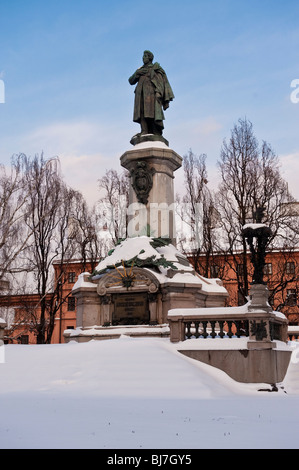 Statue der polnische Dichter Adam Mickiewicz auf Krakowskie Przedmiescie Straße in Warschau Polen Stockfoto