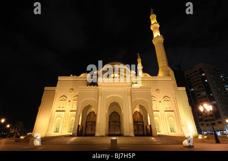 Al Noor Mosque in Sharjah in der Nacht. Vereinigte Arabische Emirate Stockfoto