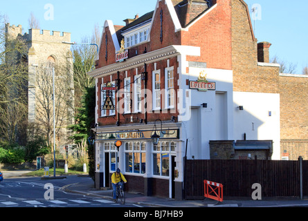 Die sechs Glocken Kneipe, ein Fullers Tied House in Brentford, London Stockfoto