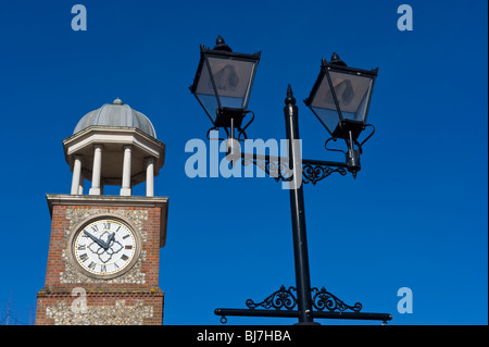 Clock Tower und traditionelle Lampe post gegen einen klaren blauen Himmel in Chesham Stadt Buckinghamshire UK Winter Stockfoto