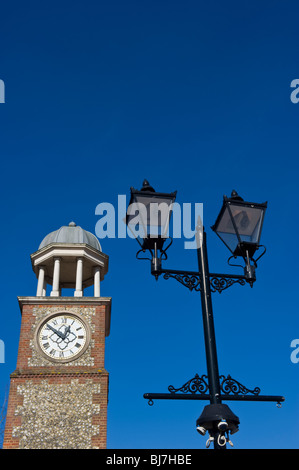 Clock Tower und traditionelle Lampe post gegen einen klaren blauen Himmel in Chesham Stadtzentrum Buckinghamshire UK Winter Stockfoto