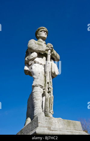 Eine Statue des ersten Weltkrieg Infanterist Teil ein Kriegerdenkmal in Chesham Stadt Buckinghamshire UK vor einem strahlend blauen Himmel. Stockfoto