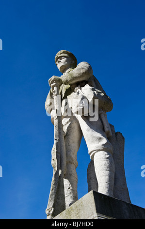 Eine Statue des ersten Weltkrieg Infanterist Teil ein Kriegerdenkmal in Chesham Stadt Buckinghamshire UK vor einem strahlend blauen Himmel. Stockfoto