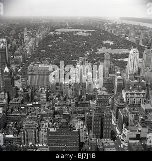 Ansicht von New York City mit Blick auf Central Park in den späten 1950er Jahren. schwarzen und weißen Gebäuden städtischen Gotham manhattan Stockfoto