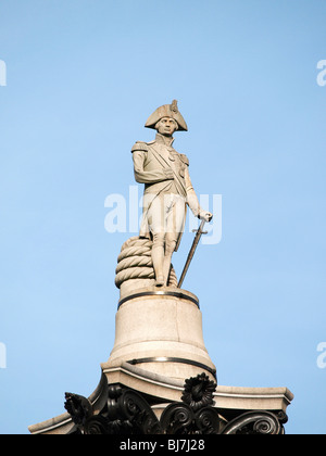 Die vor kurzem gereinigt Statue von Admiral Nelson auf Nelsons Säule Trafalgar Square, Westminster London GB. Stockfoto