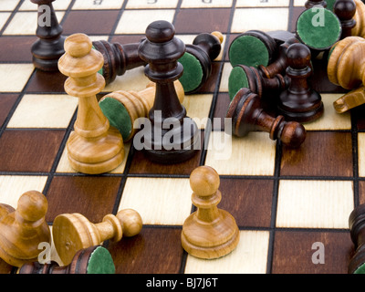 Nahaufnahme Bild der hölzernen Schach-Men am Schachbrett. Stockfoto