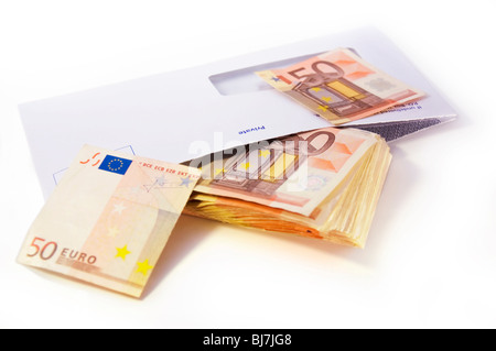 Stapel von 50 Euro in den weißen Umschlag und zerrissen Banknote auf dem Gipfel. Isoliert mit Schatten. Fokus auf 'Privat' world Stockfoto