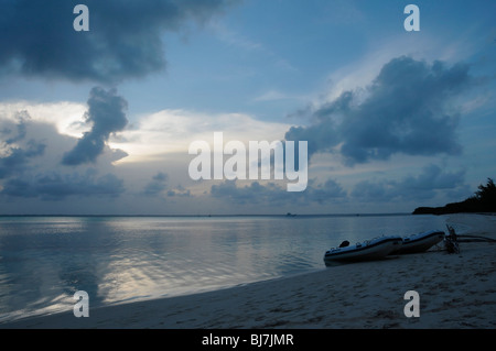 Milky und Spiegel wie graue Meer und Wolken am späten Nachmittag am Strand von Tilloo Cay, Meer von Abaco, Bahamas Stockfoto