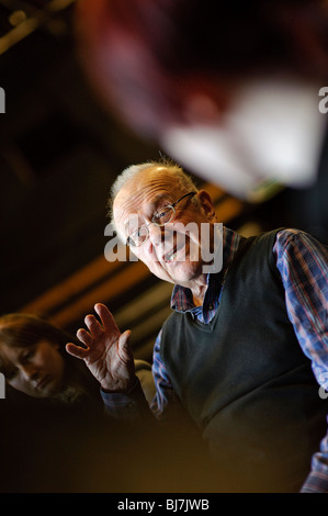 walisische Schriftsteller und Dramatiker GARETH Meilen im Gespräch über seine Arbeit mit Schauspielstudierenden an der Aberystwyth University, Wales UK Stockfoto