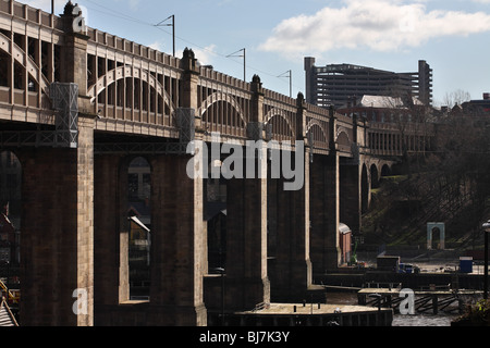 Die hohe Brücke zwischen Newcastle und Gateshead mit Gateshead Parkhaus im Hintergrund. Stockfoto