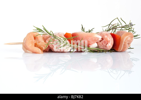 rohes Schweinefleisch Kebab mit Rosmarin isoliert auf weißem Hintergrund Stockfoto