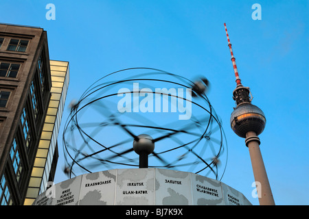 Urania-Weltzeituhr vor Turm Fernsehturm am Alexanderplatz, Berlin, Deutschland, Europa Stockfoto