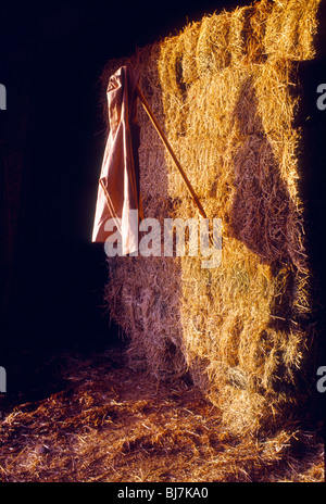 Ein Hemd Hexen auf einer Mistgabel steckte in einem Heuhaufen in einer Scheune. Stockfoto