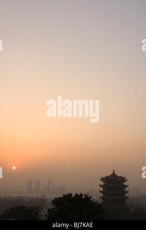 Sonnenuntergang über dem gelben Kran Turm. Wuhan, Provinz Hubei, China. Stockfoto