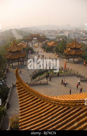 Verbindung der Yellow Crane Tower in Wuhan, gesehen vom Turm, Provinz Hubei, China Stockfoto